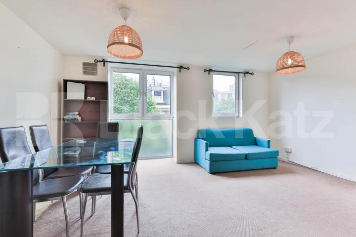 Spacious 3 bedroom property split over 2 floors minutes to Old Street Ironmonger Row , Old Street - Shoreditch